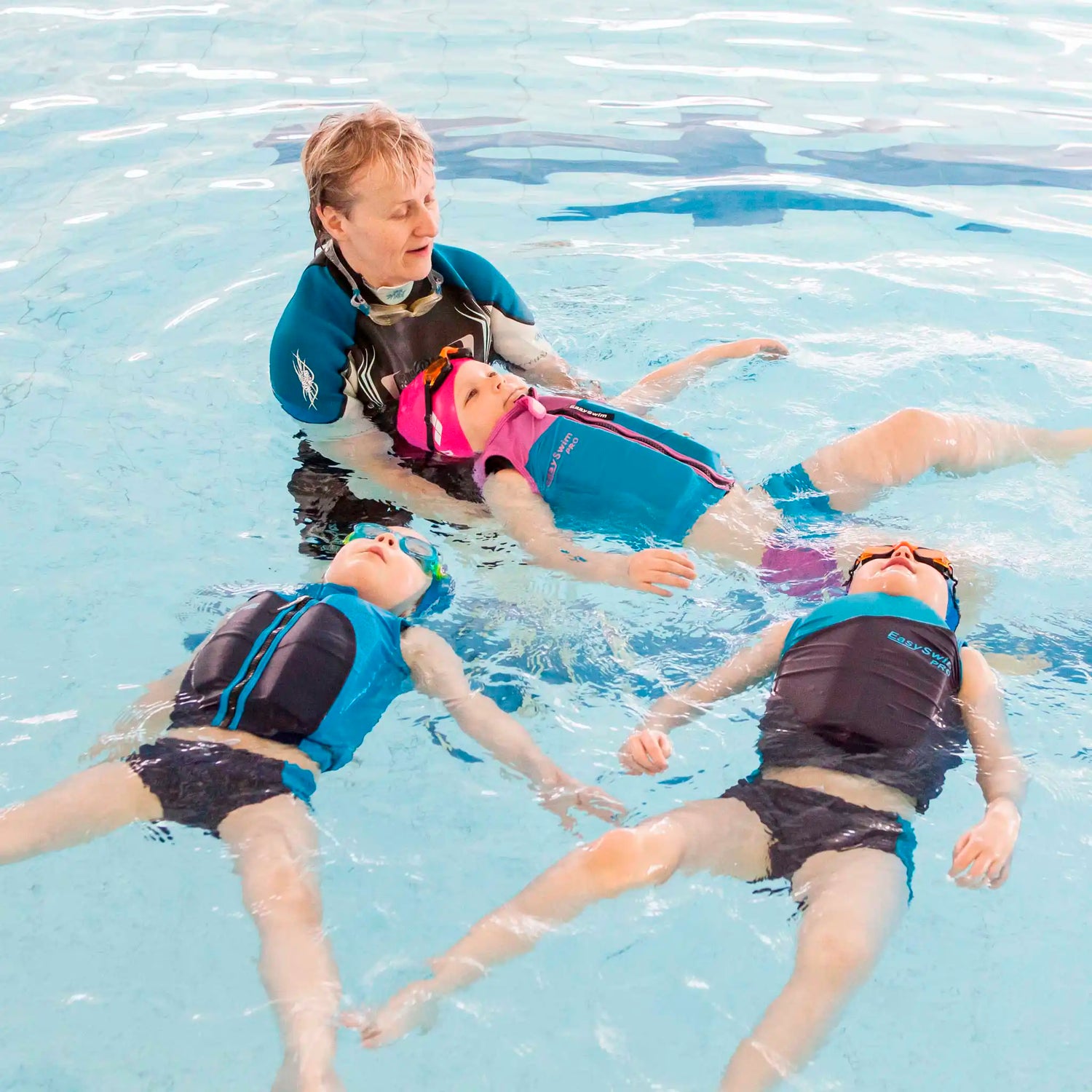 Lapset kelluvat easyswim pro uimapuvulla