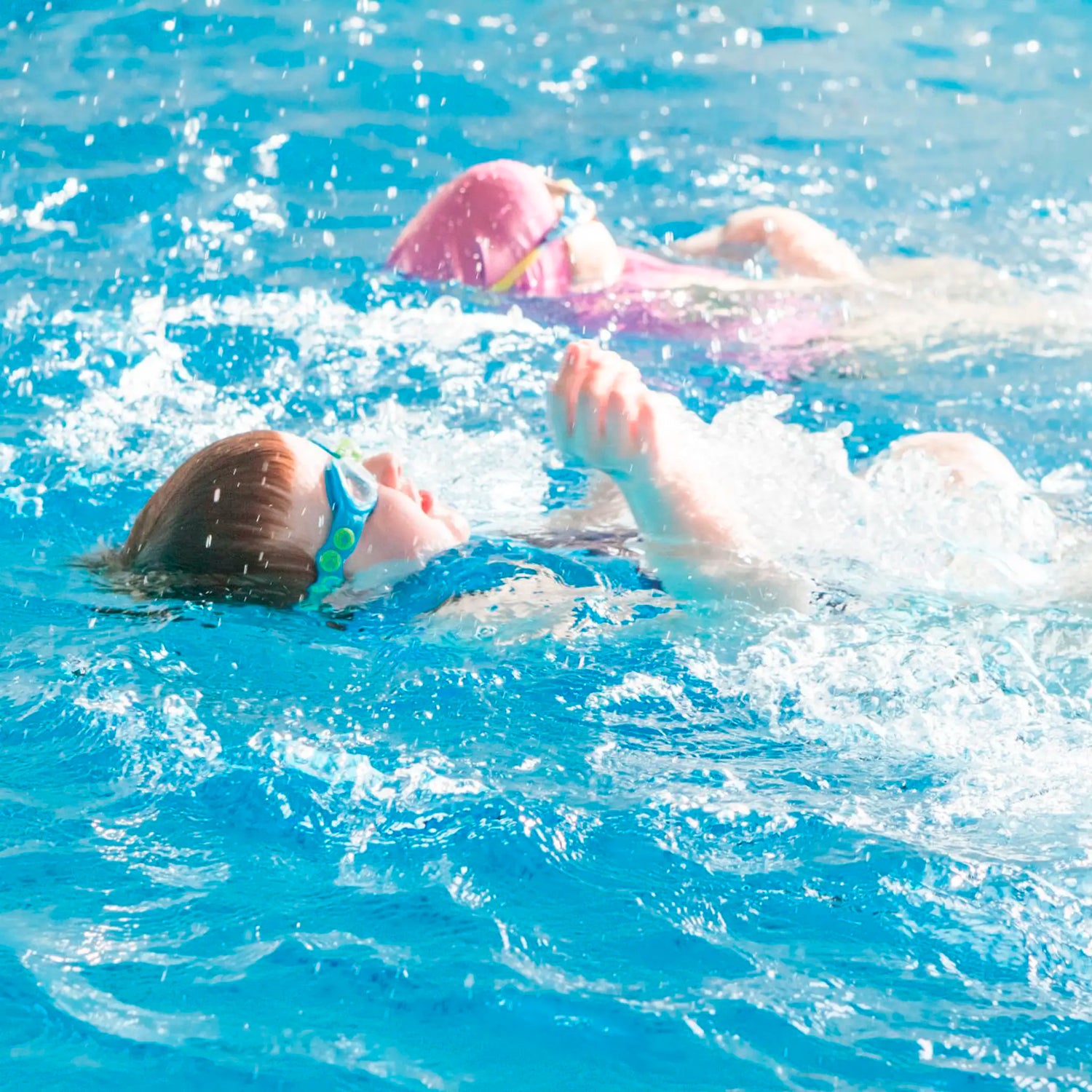 Easyswim uimakoululaiset uivat selkauintia