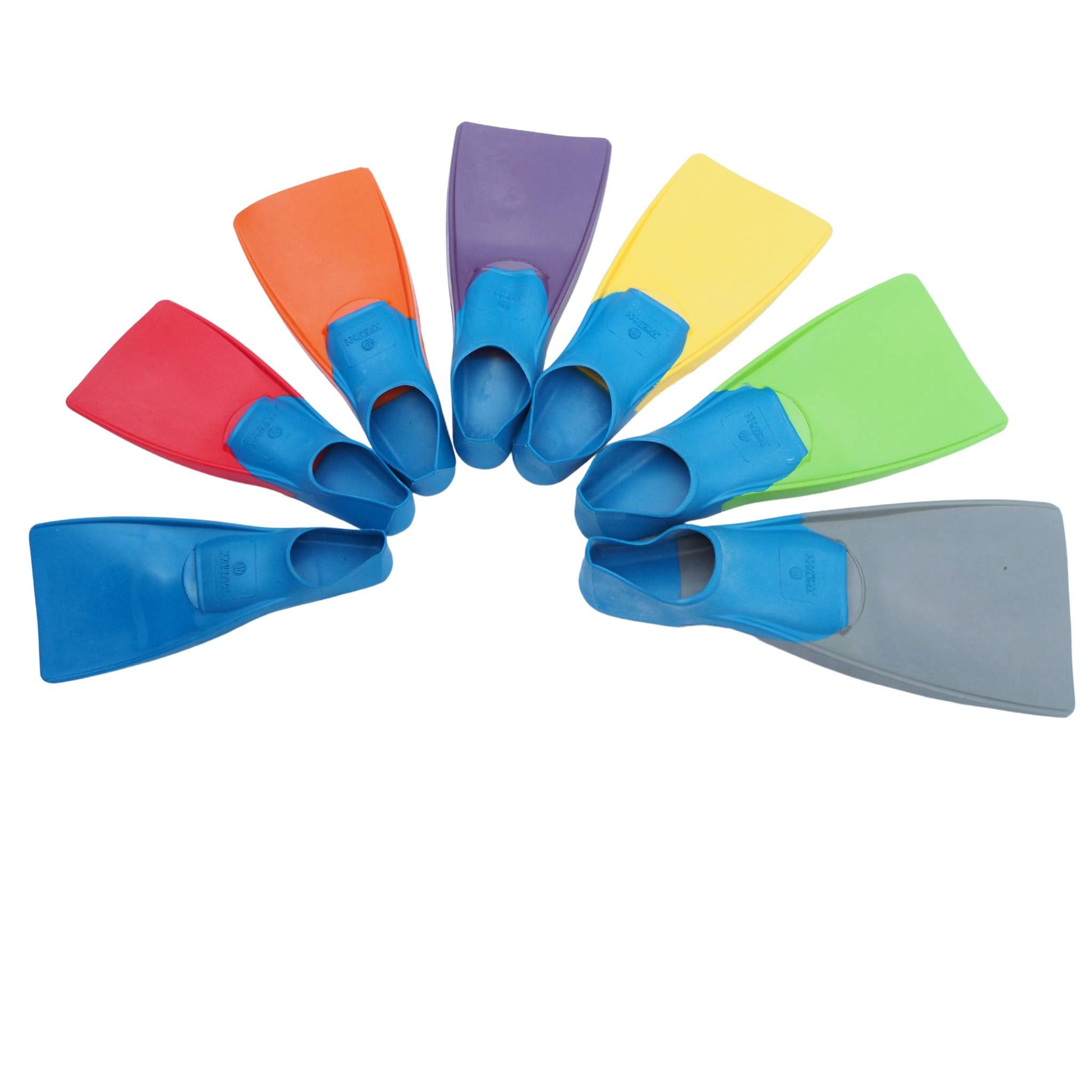 Kumiset uimaräpylät joissa jalkaosa sininen ja räpyläosan väri vaihtelee koon mukaan