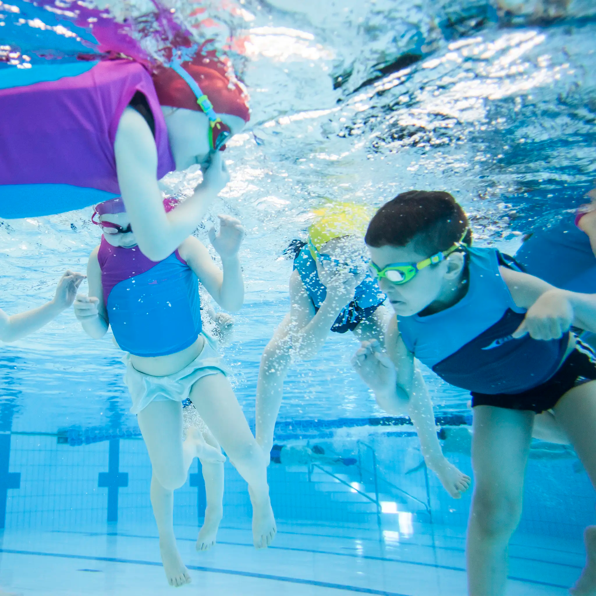 EasySwim uimaliivit lapsilla kuvattuna veden alta. Kuvassa pinkki ja sinnen liivi.